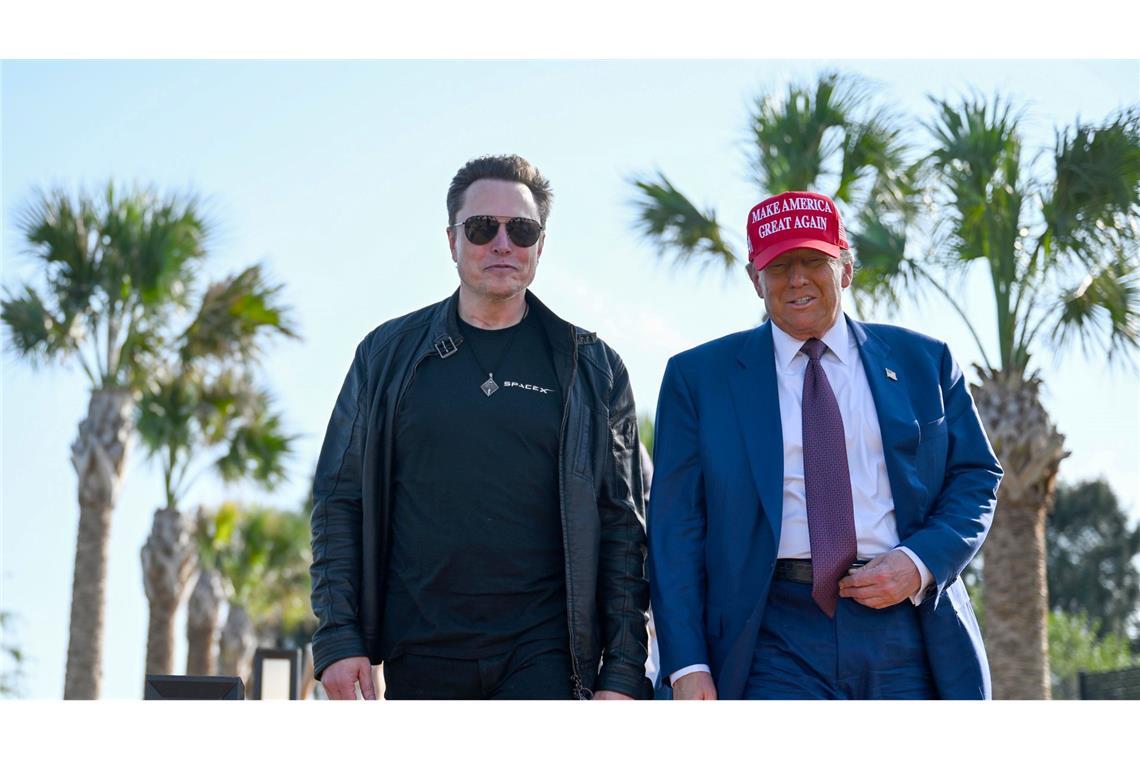 Konflikt im Trump-Lager: Bannon macht Stimmung gegen Musk Musk weicht seit Trumps Wahlsieg kaum mehr von dessen Seite. (Archivbild)