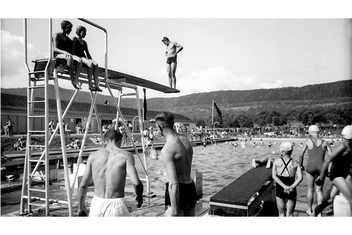 Jungs lassen Hosen nicht runter Muskulöse Männer, wie die Nazis sie propagierten – im Freibad in Dettingen an der Erms 1939.
