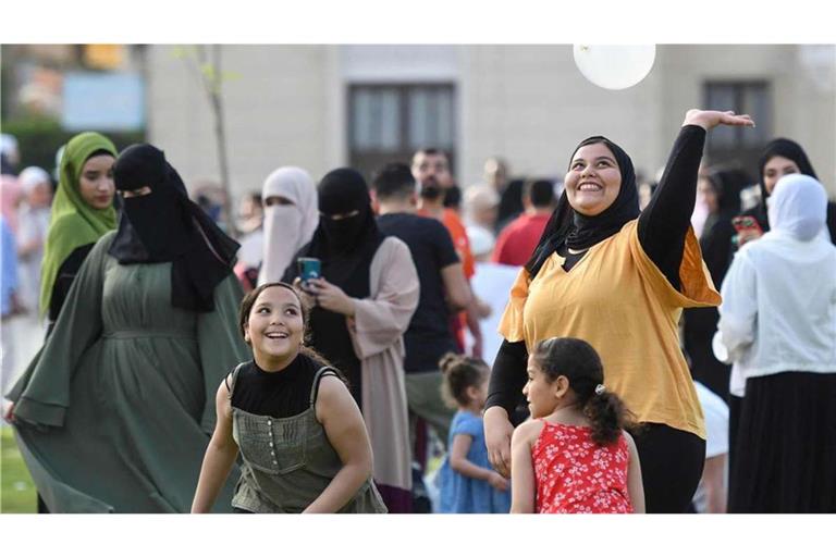 Muslime auf der ganzen Welt feiern das Fest des Fastenbrechens Eid al-Fitr. Das Fest markiert das Ende des heiligen Fastenmonats Ramadan.