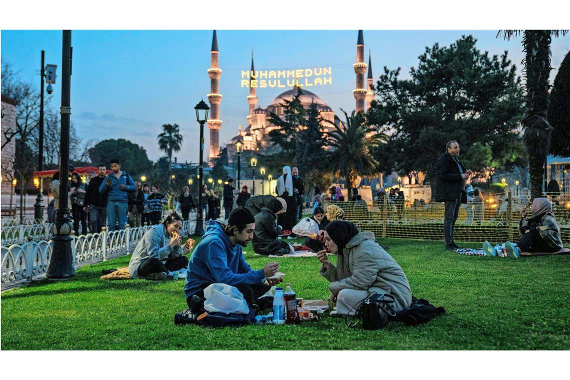 Muslime bei Sonnenaufgang in Istanbul.