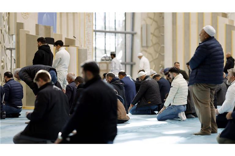 Muslime beim Gebet während des Ramadan. F