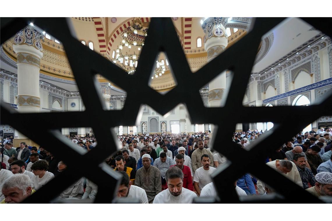 Bilder des Tages Muslime besuchen das letzte Freitagsgebet während des heiligen Fastenmonats Ramadan in der Al Farooq Omar Bin Al Khattab Moschee in Dubai.