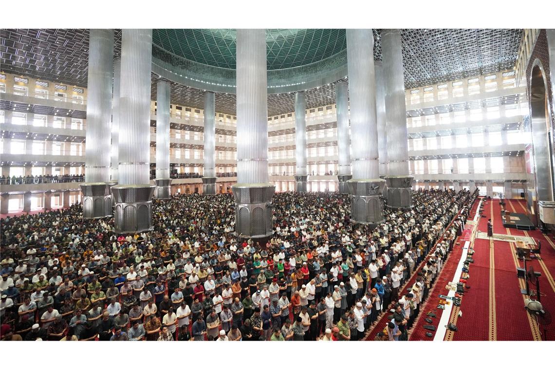 Muslime beten am ersten Freitag des Fastenmonats Ramadan in einer Moschee im indonesischen Jakarta.