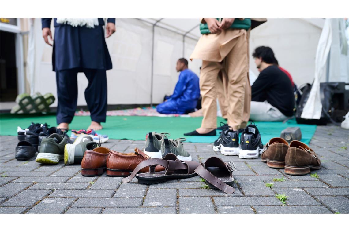 Antimuslimischer Rassismus trifft Frauen besonders stark Muslime in Deutschland