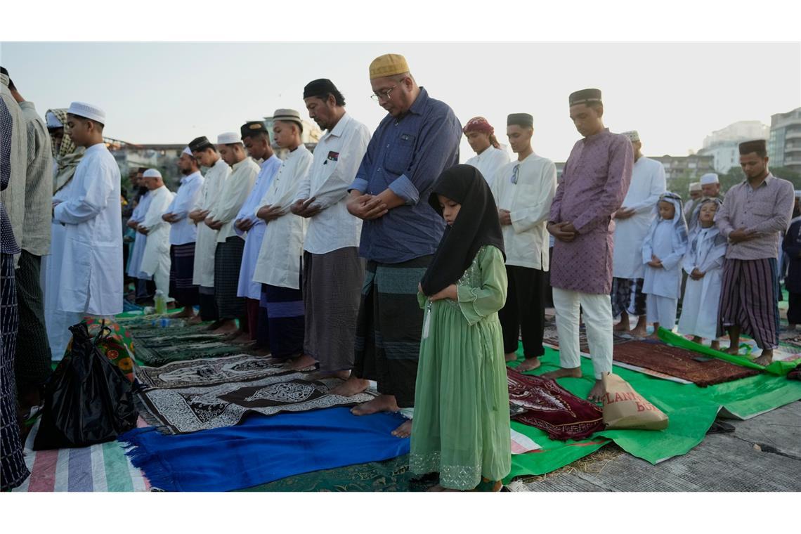 Muslime versammeln sich in einer Moschee in Yangon zum Morgengebet anlässlich des Eid al-Fitr-Festes.