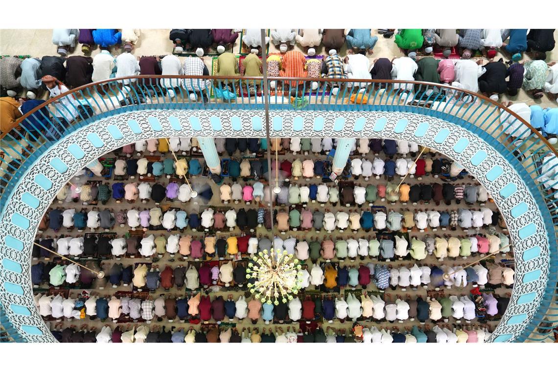 Bilder des Tages Muslime versammeln sich zum Eid al-Fitr-Gebet in der Baitul Mukarram Moschee in Dhaka.