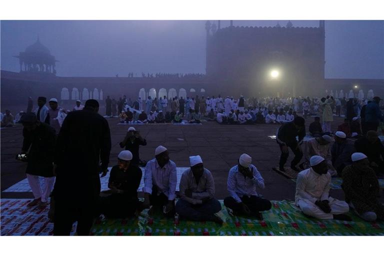 Muslime warten im Morgennebel in der Jama Masjid in Neu Delhi auf das Eid al-Fitr-Gebet am Ende des heiligen Fastenmonats Ramadan.