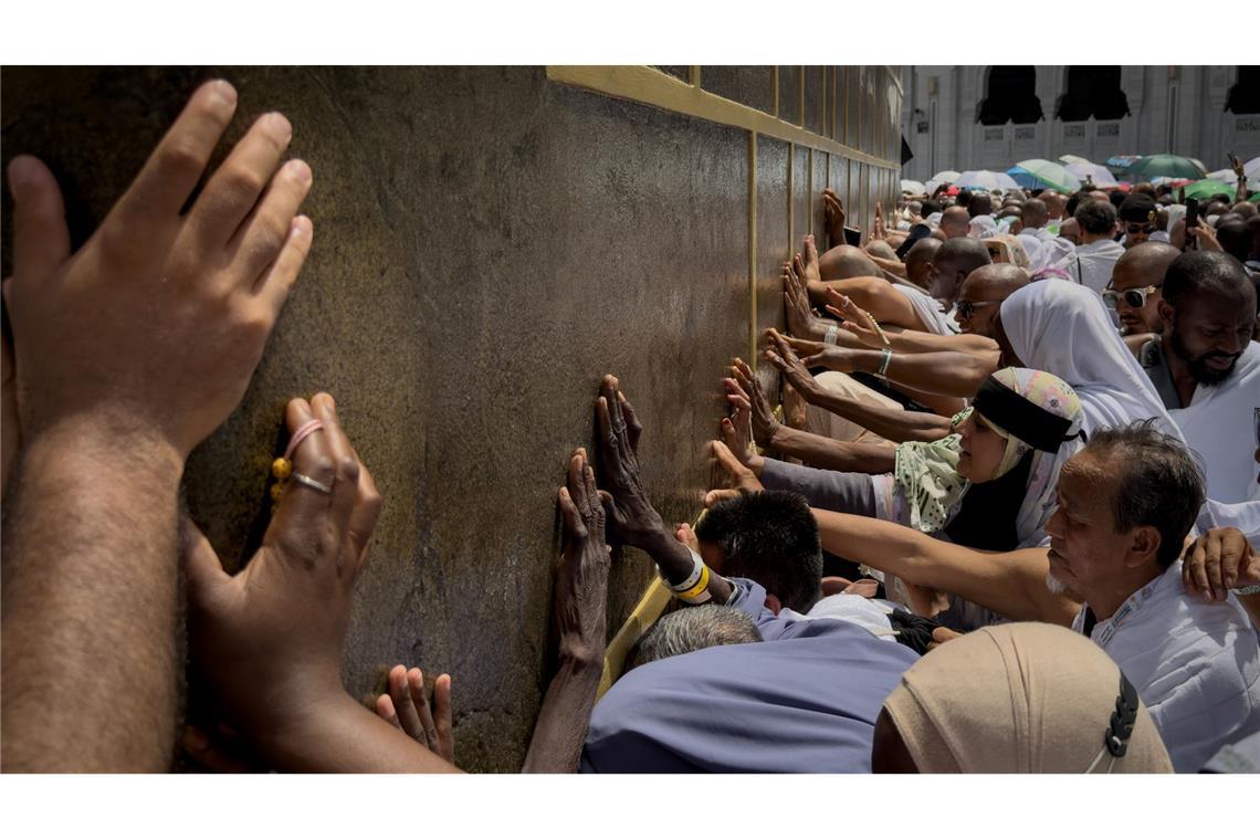Muslimische Pilger berühren die Wände der Kaaba, dem kubischen Gebäude in der Großen Moschee, während der jährlichen Hadsch-Pilgerfahrt in Mekka.