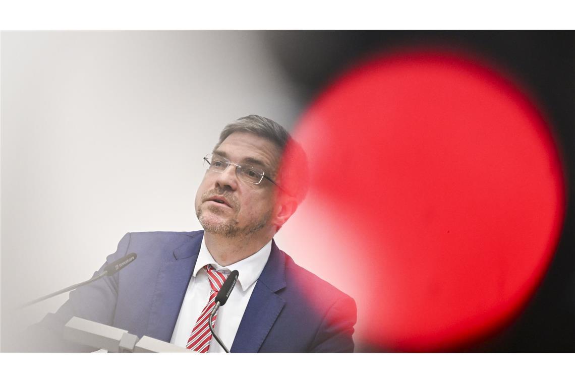 Stadtparlament beschließt Bürgerentscheid über OB-Abwahl Muss Potsdams Oberbürgermeister Schubert gehen?