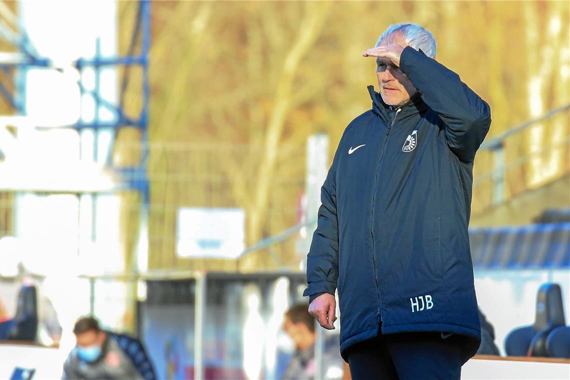 Musste mitansehen, wie in Offenbach die Zähler flöten gingen: Großaspachs Trainer Hans-Jürgen Boysen. Foto: A. Becher