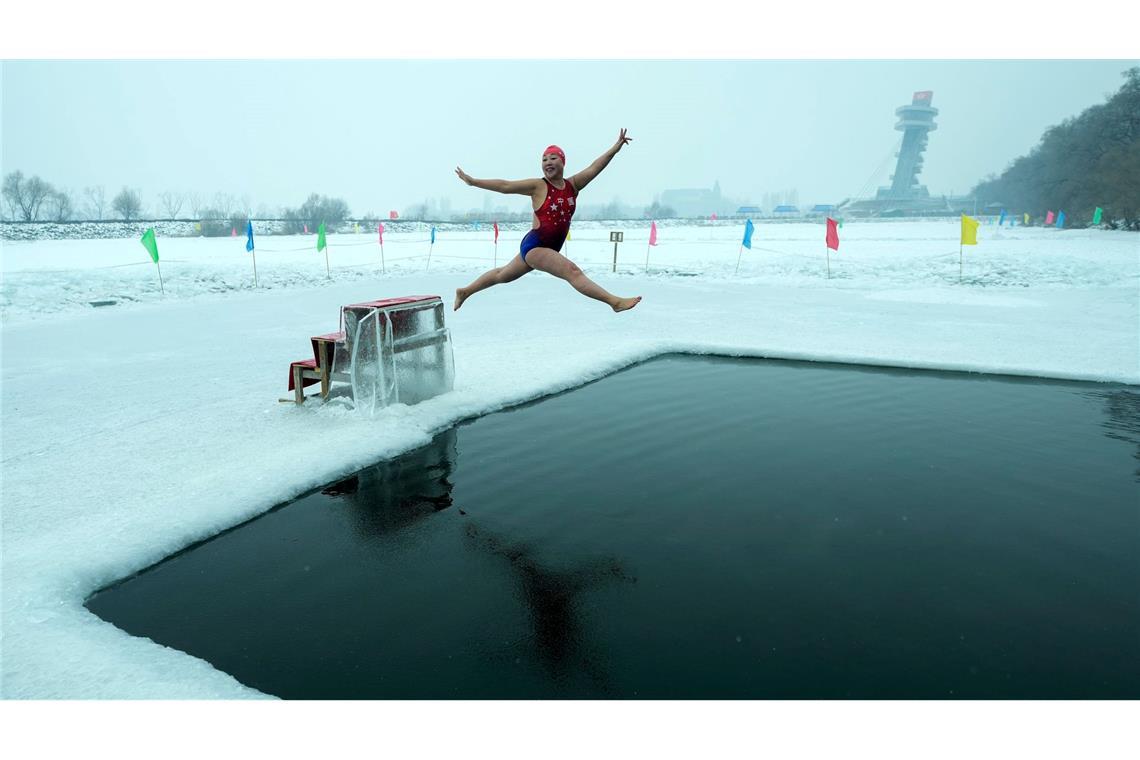 Bilder des Tages Mutig ins Eis: Yu Xiaofeng taucht im gefrorenen Songhua