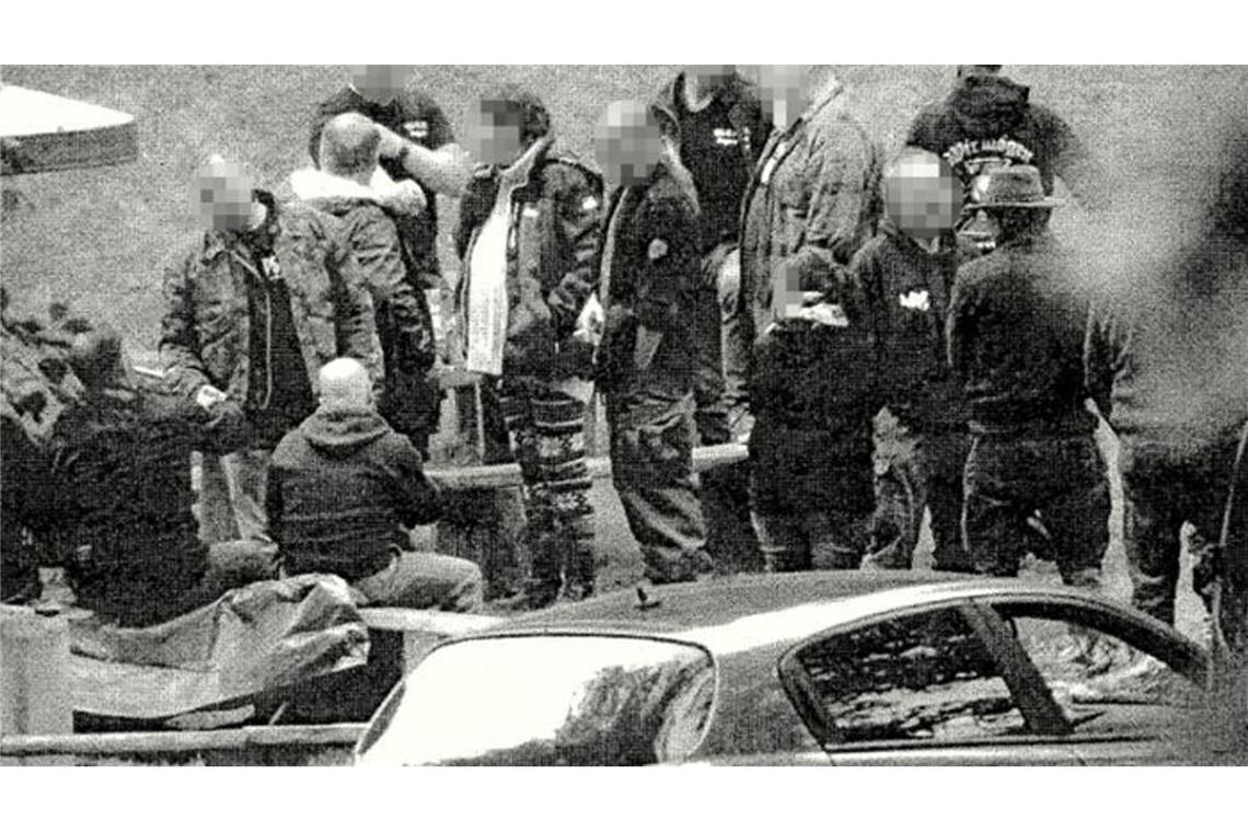 37 Schritte in Demut Mutmaßliches Terrortreffen an der „Hummelgautsche“, der Vaihinghöfer Mühle bei Schwäbisch Gmünd im September 2019: Bei Wurst und Bier soll sich um Werner S. eine rechte Terrorgruppe gebildet haben, die geplant habe, in Deutschland Moscheen anzugreifen, so einen Bürgerkrieg auszulösen und in der Folge die Bundesregierung zu stürzen.
