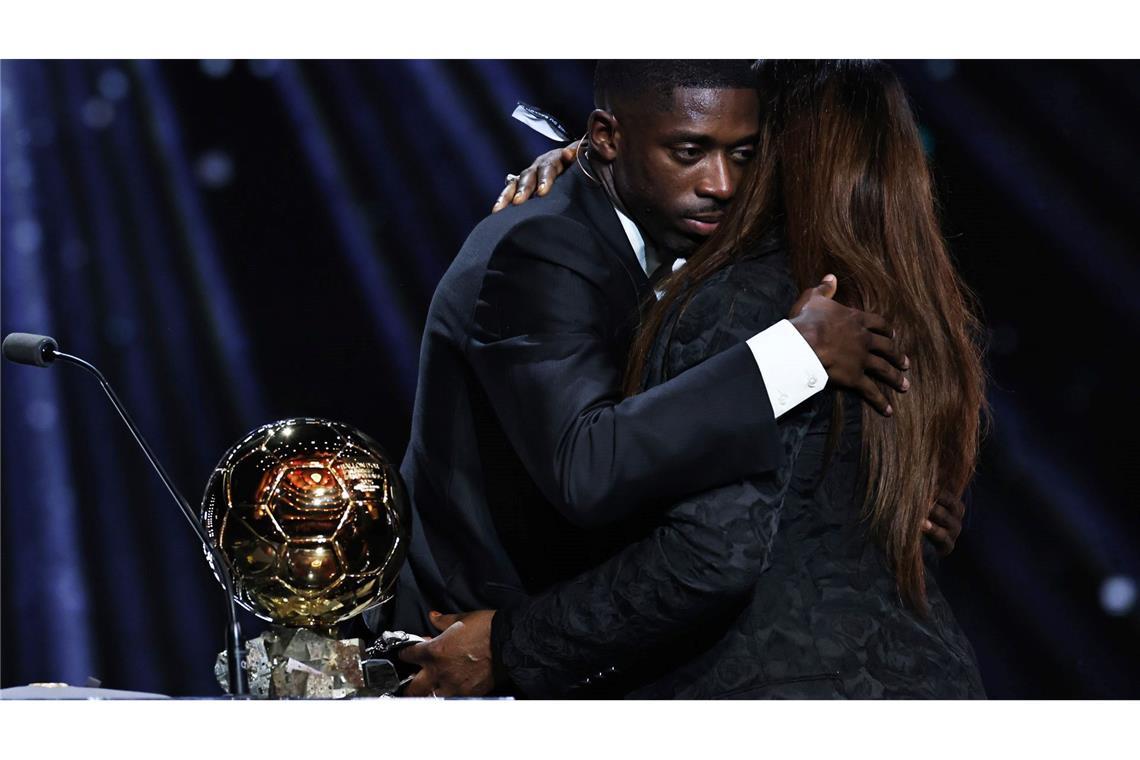 Tränen bei Dembélé: Ballon-d'Or-Gewinner zeigt große Gefühle Mutter und Sohn: Ousmane Dembélé denkt nach dem Gewinn des Ballon d'Or an seine Familie.