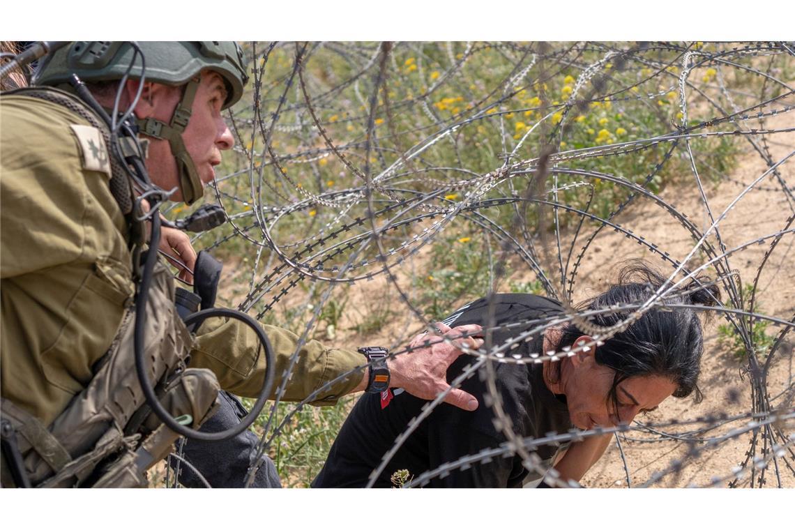Netanjahu kündigt Intensivierung der Gaza-Angriffe an Mutter von Geisel versucht, Stacheldraht an Gaza-Grenze zu überwinden.