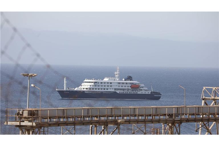 MV Hondius vor dem Hafen von Praia (Kap Verde).