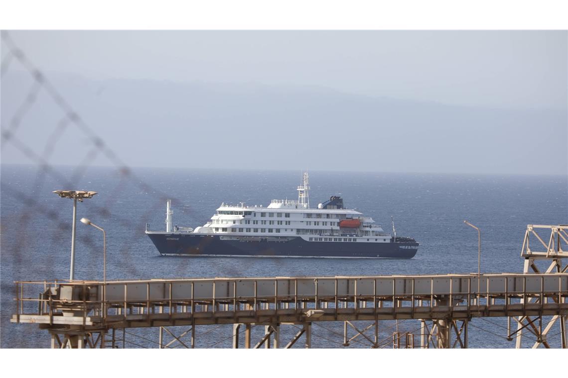 MV Hondius vor dem Hafen von Praia (Kap Verde).