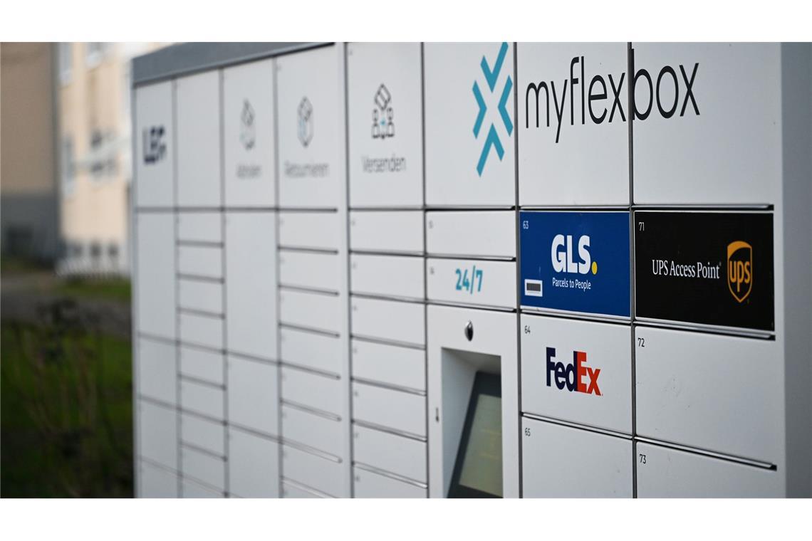 Ein Standort für alle Pakete? DHL-Tochter startet Automaten Myflexbox betreibt schon seit längerem Automaten in Deutschland, in denen mehrere Paketdienstleister Sendungen lagern - neben GLS, UPS und FedEx inzwischen auch DPD, dessen Logo hier noch fehlt.