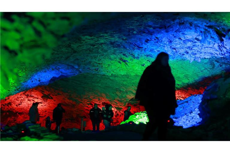 Mystische Lichterwelten verzaubern die Besucher in der Barbarossahöhle.