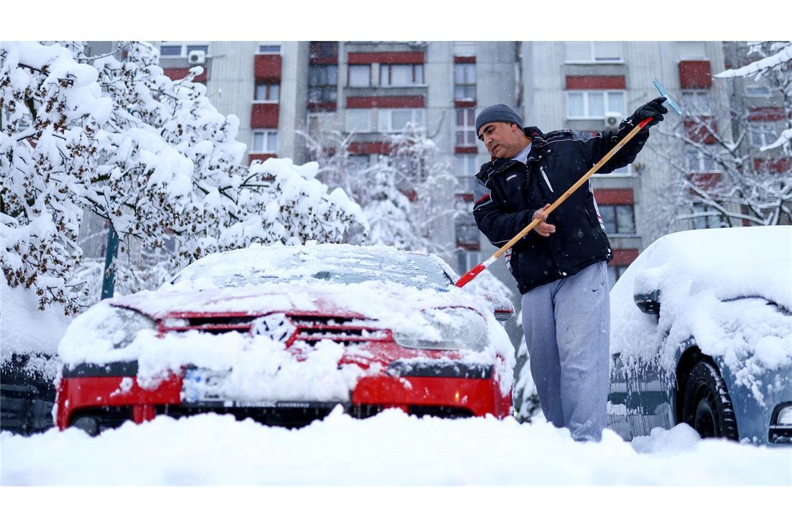 Hoher Schnee und Sturm legen Teile des Balkans lahm n Bosnien-Herzegowina und in Kroatien behindern Sturm und Schnee den Verkehr. Viele Fernstraßenabschnitte sind für den Verkehr gesperrt.