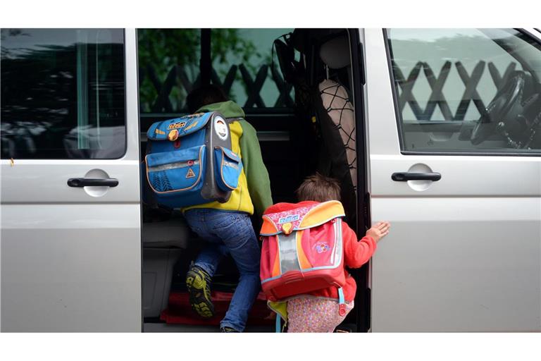 Nach Angaben der DAK sind viele Kinder im Auto noch immer Zigarettenrauch ausgesetzt. (Symbolbild)