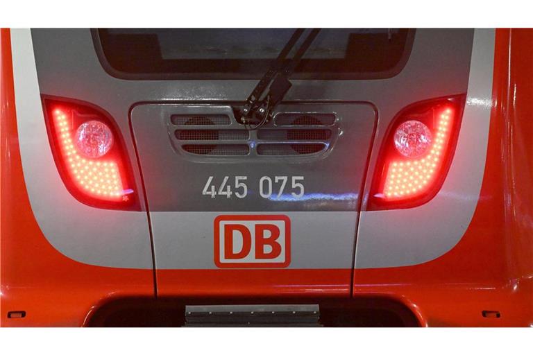 Nach Angaben der Deutschen Bahn (DB) wurde der Zugverkehr auf der Strecke zwischen Radolfzell und Konstanz am Abend unterbrochen. (Symbolbild)