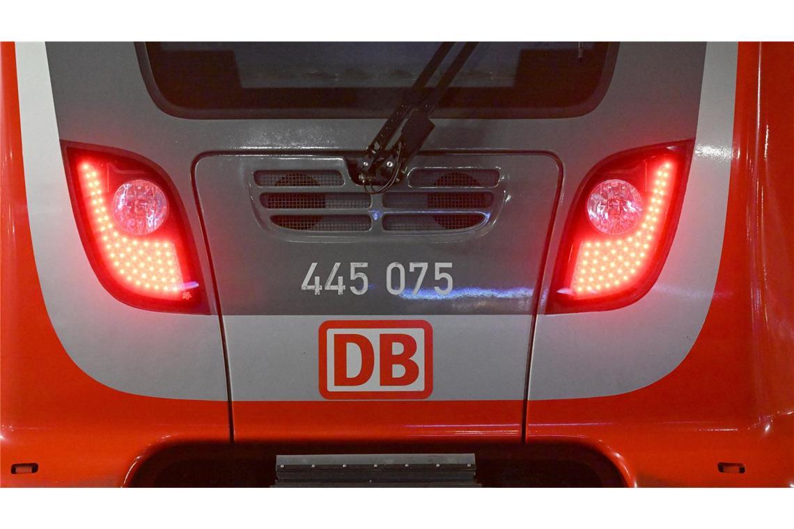 Zugverkehr am Bodensee unterbrochen – Schwerer Unfall Nach Angaben der Deutschen Bahn (DB) wurde der Zugverkehr auf der Strecke zwischen Radolfzell und Konstanz am Abend unterbrochen. (Symbolbild)