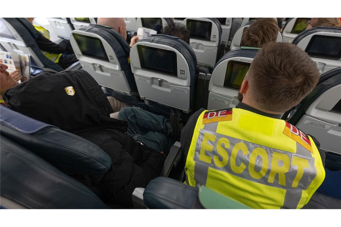 EU-Pläne: Wie ein Gesetz für mehr Abschiebungen sorgen soll Nach Angaben der EU-Kommission kehrt nur etwa jeder fünfte abgelehnte Asylbewerber in seine Heimat zurück. (Archivbild)