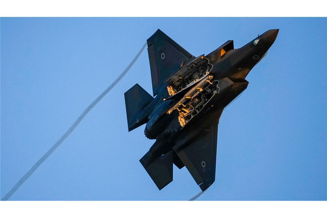 Iran und Israel greifen sich weiter an - "Teheran brennt" Nach Angaben der israelische Armee ist die iranische Luftabwehr in Teheran inzwischen so weit geschwächt, dass die israelischen Kampfjets dort "frei Bahn" hätten.