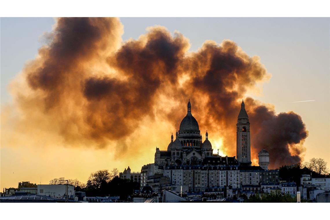 Großbrand in Pariser Recyclingfirma Nach Angaben der Polizei ist keiner der Beschäftigten bei dem Brand in einem Recyclingunternehmen in Paris verletzt worden.