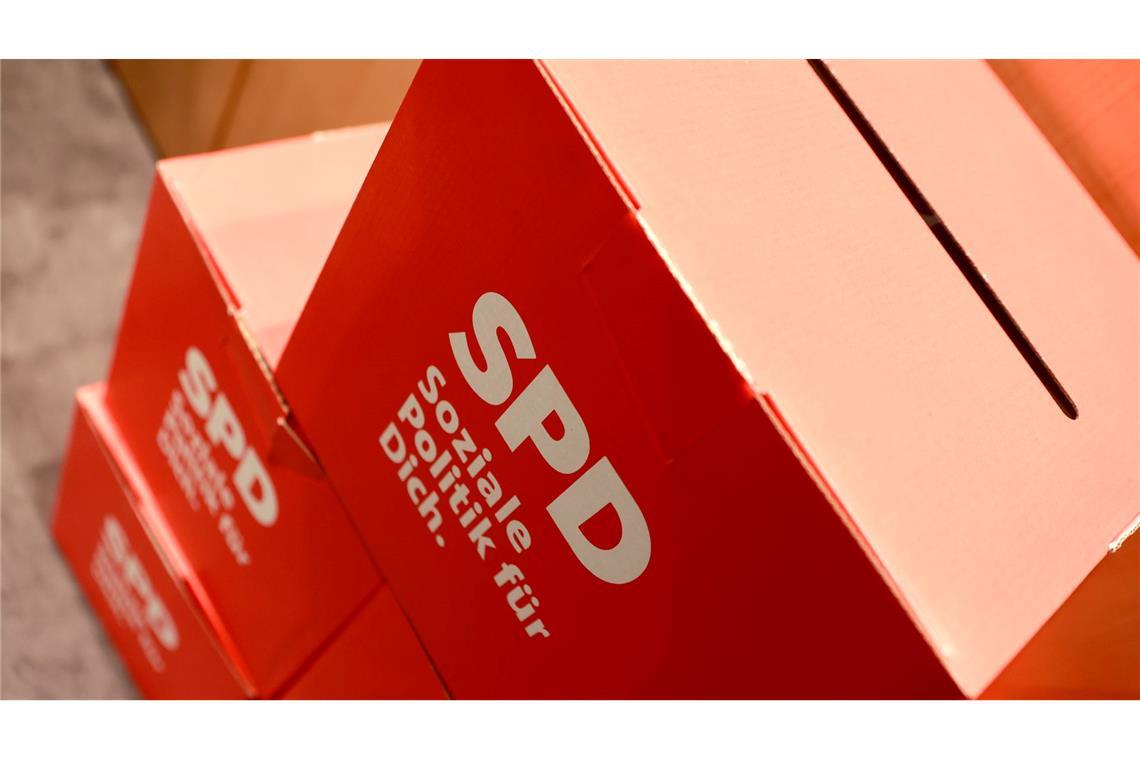 Mutmaßliche Rechte greifen SPD-Mitglieder in Berlin an Nach Angaben der SPD wurde ein Parteimitglied zu Boden gestoßen und in Gesicht und Bauch getreten. (Symbolbild)