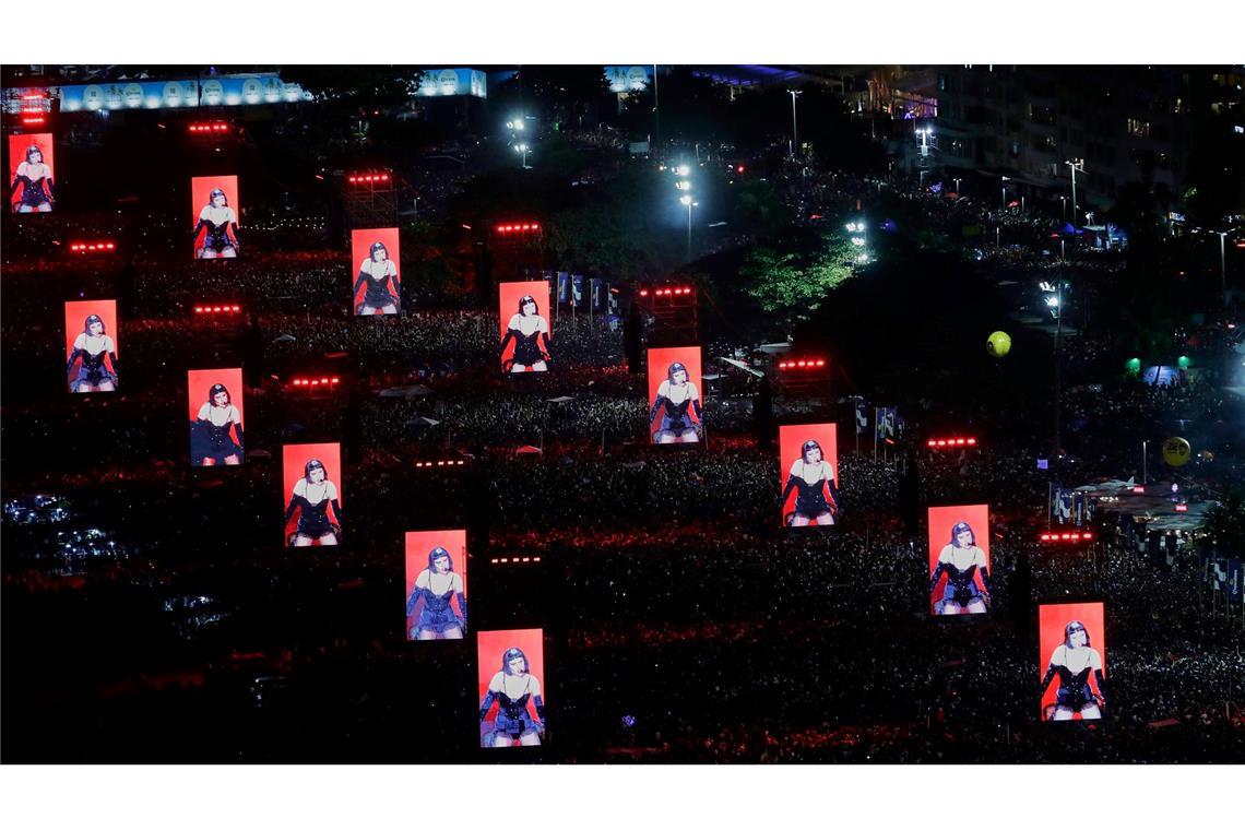 Lady Gaga gibt kostenlose Mega-Show an der Copacabana Nach Angaben der Stadtverwaltung lockte die Show auch rund 500.000 Touristen nach Rio.