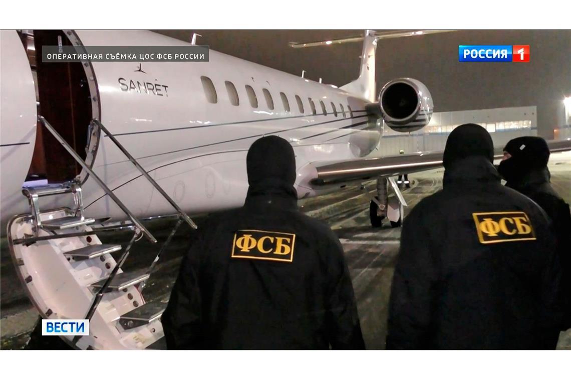 Nach Angaben des russischen Inlandsgeheimdienstes FSB wurde der Verdächtige in den Vereinigten Arabischen Emiraten festgenommen und nach Russland überstellt.