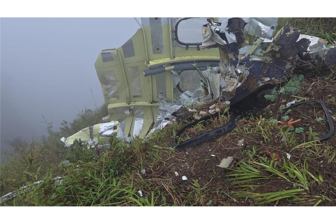 Nach Angaben des Verkehrsministeriums verlor das Flugzeug beim Landeanflug den Kontakt zur Flugsicherung, nachdem es vom vorgesehenen Anflugkurs abgewichen war.