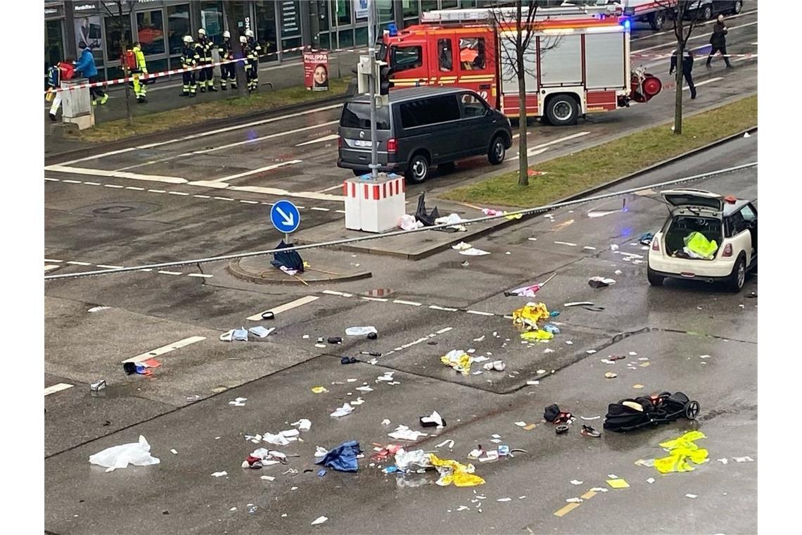 Mutter und Tochter nach Anschlag gestorben Nach Angaben eines Polizeisprechers schossen die Beamten einmal auf das Auto.