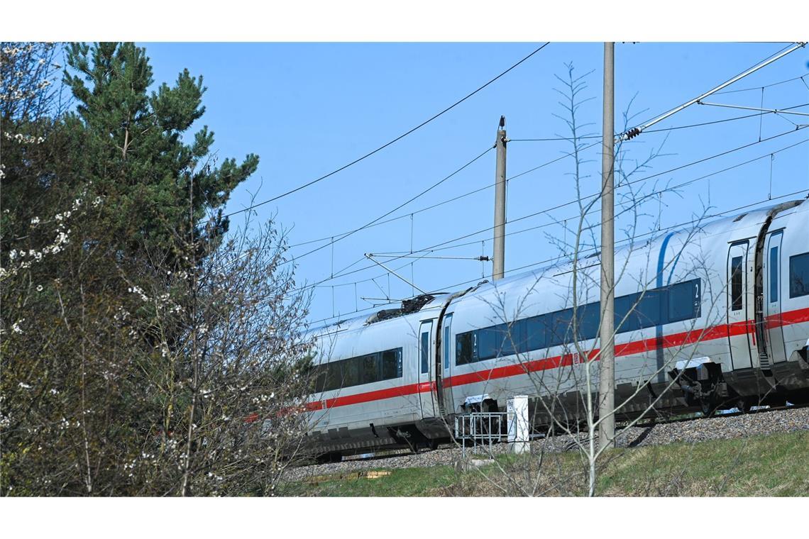 Nach Angaben mehrere Medien fiel die Oberleitung direkt auf den ICE.