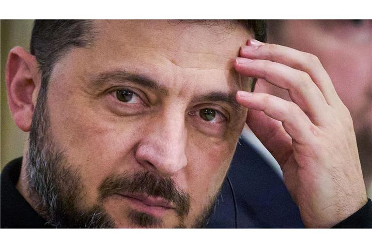 Selenskyj beklagt neuen Angriff und lobt Sanktionen Nach Angaben von Selenskyj wurde nach den schweren Luftangriffen in der Nacht nun am Tag ein weiteres Kraftwerk angegriffen. (Archivbild)