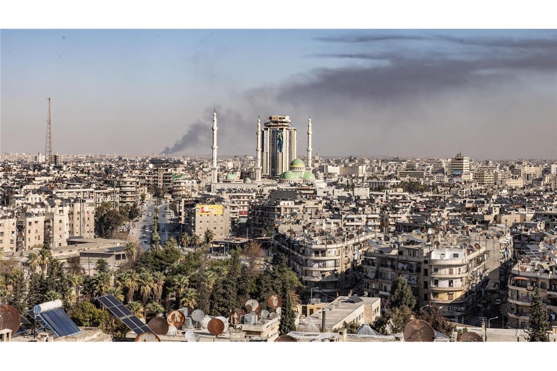 Westliche Staaten rufen zur Deeskalation in Syrien auf Nach Angriffen auf Ziele in Aleppo steigt in der Stadt Rauch auf.