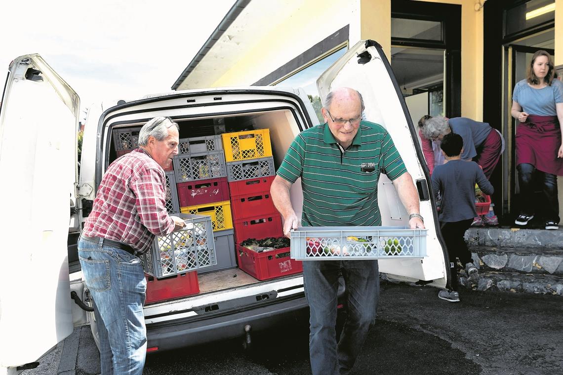 Nach Ankunft der Waren – hier noch im alten Fahrzeug – macht sich das Tafelladenteam daran, die Spenden in den Laden zu bringen, wo sie für den Verkauf vorbereitet werden. Archivfoto: J. Fiedler
