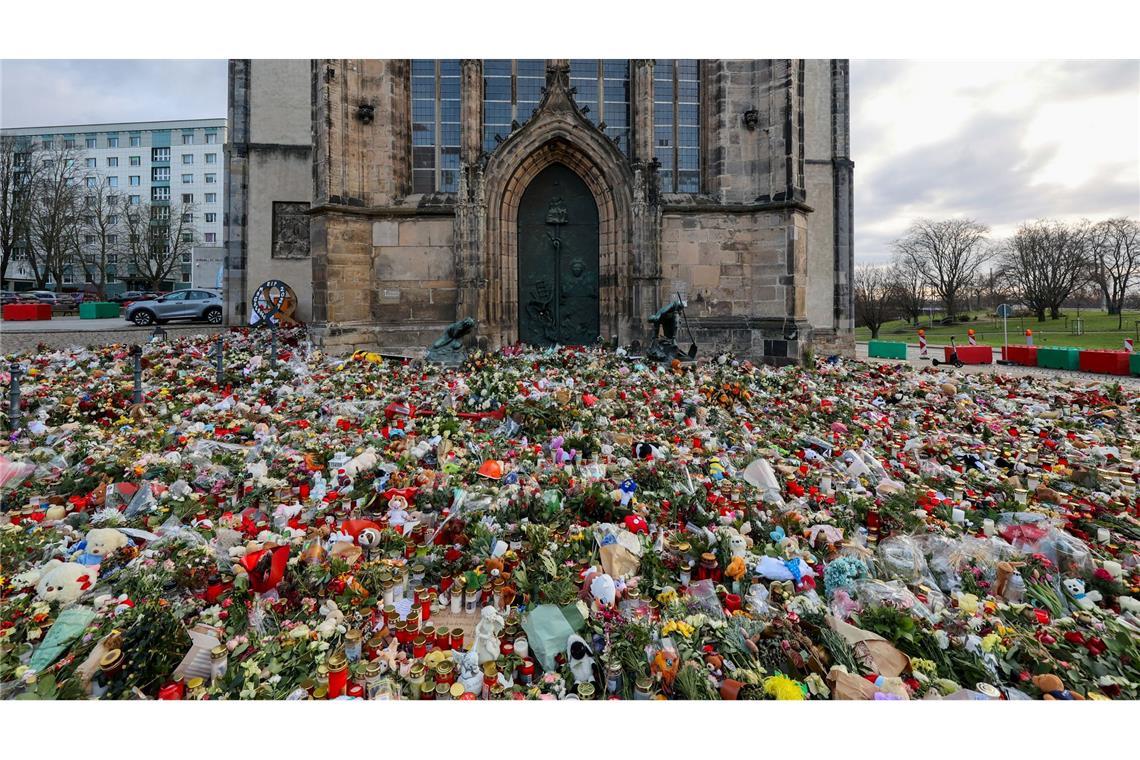 Bilder des Tages Nach Anschlag auf den Magdeburger Weihnachtsmarkt: Hunderte Kerzen, Blumen und Plüschtiere finden sich vor der Johanniskirche für die Opfer des Anschlags.