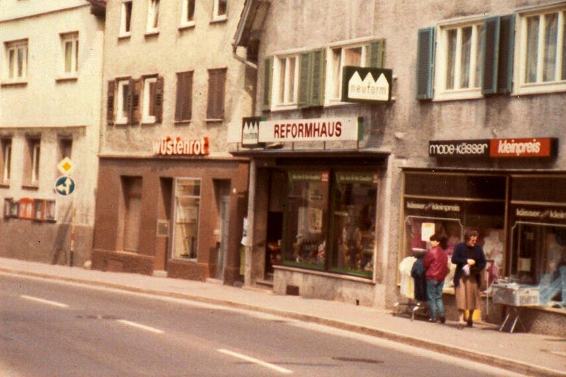 Generationengeschichten der Innenstadt Nach Aufgabe des eigenen Schuhhauses Möck zog das Reformhaus ein. Die Hauptstraße war zu dieser Zeit noch Durchgangsstraße, wurde erst in den 1990ern zur Fußgängerzone. Fotos: privat