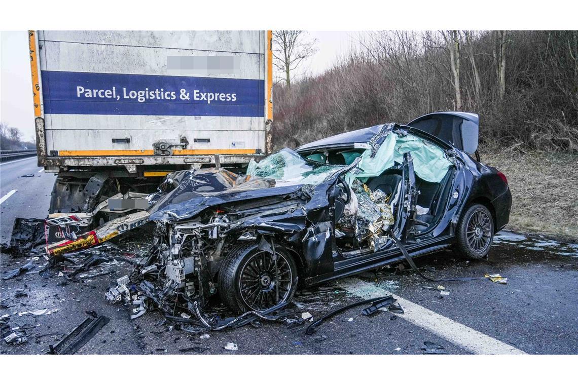 Autobahn mehrere Stunden lang gesperrt Nach bisherigen Erkenntnissen fuhr ein Autotransporter zwischen Herrenberg und Rottenburg von einem Parkplatz aus auf die Autobahn auf und wollte auf die rechte Spur wechseln.