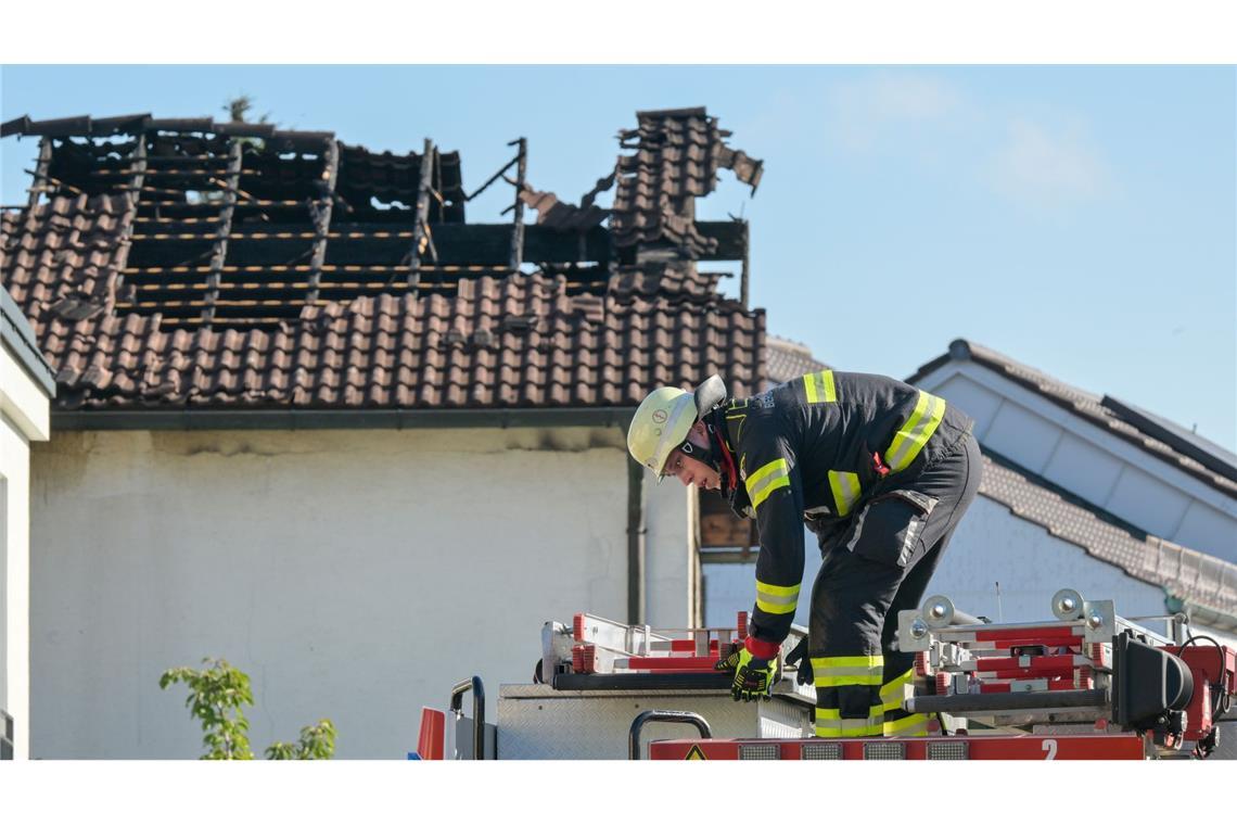 Bilder des Tages Nach Brand in München: Feuerwehrleute packen an einem Haus im Münchner Norden ihre Utensilien ein.