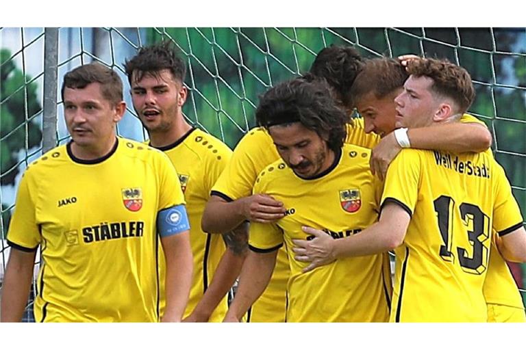 Nach dem 2:0 der Städter wird Jan Holzhäuser (re.) gefeiert.