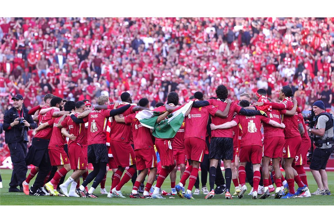 Liverpool feiert Meisterschaft und Klopp-Nachfolger Slot Nach dem Abpfiff wurde in Anfield ausgelassen gefeiert.