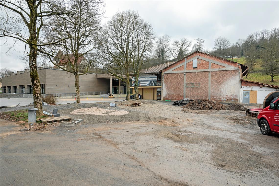 Nach dem Abriss der alten Schulturnhalle lässt sich der Platz für den Modulbau nutzen, der vier Klassenzimmer und zwei weitere Räume umfassen wird. Foto: Stefan Bossow
