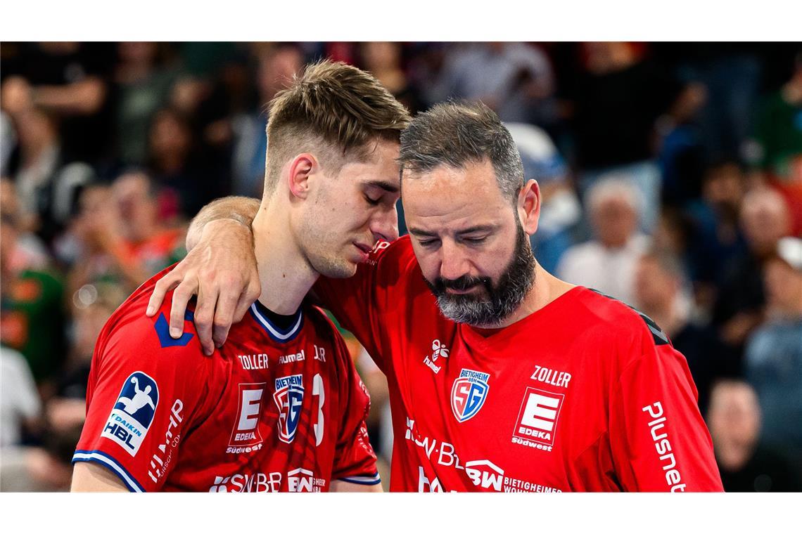 „Null Respekt“ – Iker Romero ätzt nach Abstieg gegen die Rhein-Neckar Löwen Nach dem Abstieg der SGBBM Bietigheim: Trainer Iker Romero (re.) tröstet Nikola Vlahovic.