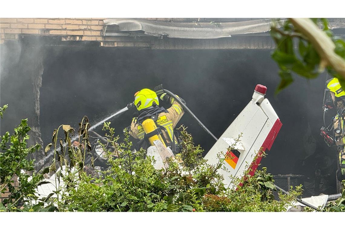 Absturz im Landeanflug: Zwei Tote bei Kleinflugzeug-Unglück Nach dem Absturz hatte die Feuerwehr das Feuer schnell unter Kontrolle