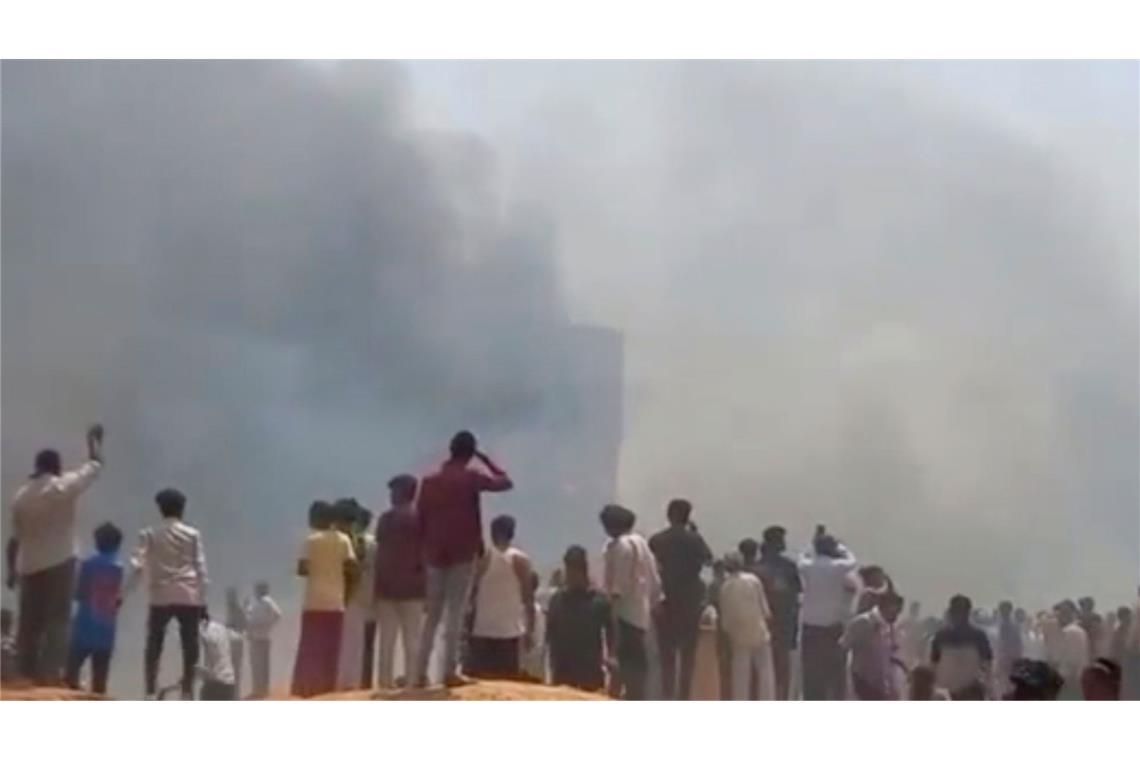 Air India: 241 Menschen im Flugzeug bei Absturz getötet Nach dem Absturz war in Ahmedabad Rauch zu sehen.