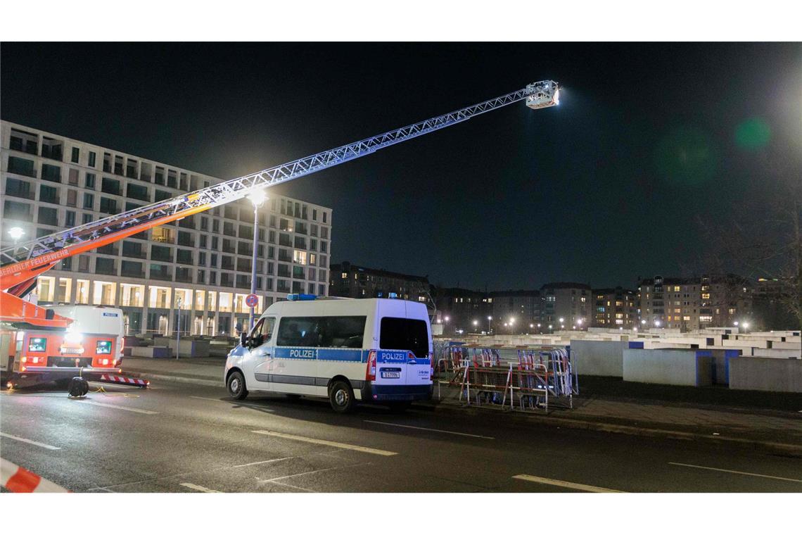 Behörden gehen von antisemitischer Attacke in Berlin aus Nach dem Angriff am Freitagabend sucht die Polizei den Tatort ab.