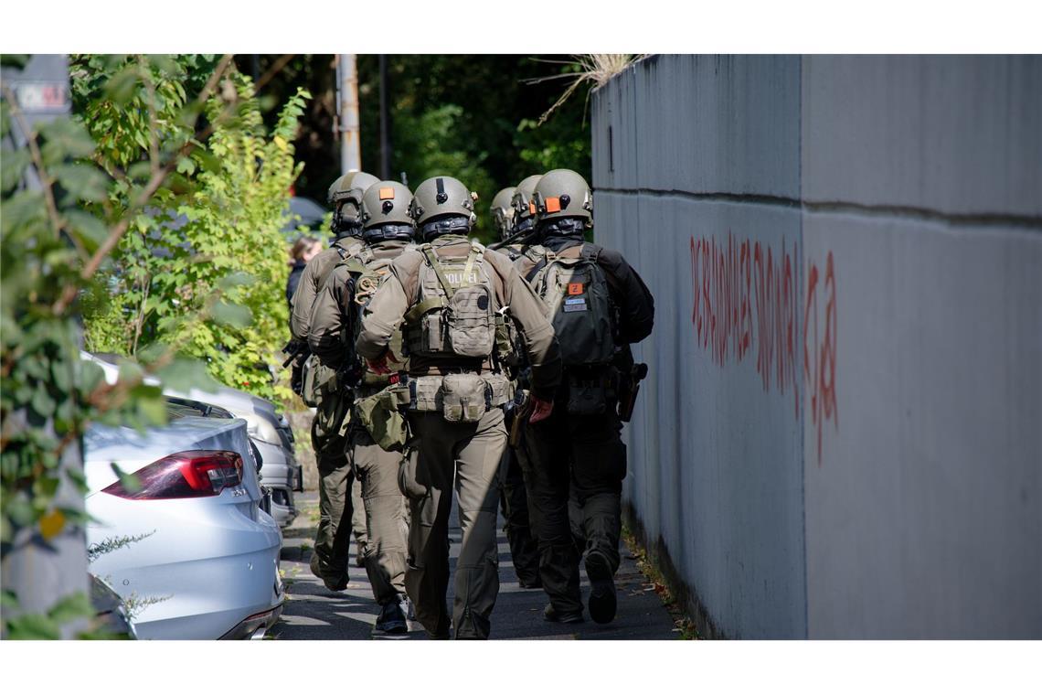 Nach dem Angriff an der Schule konnte der Täter zunächst flüchten. (Archivbild)